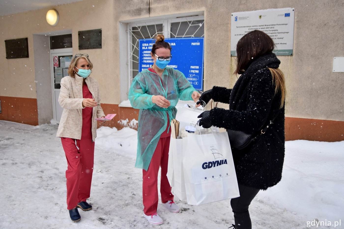 Personel Oddziału Położnictwa i Ginekologii Szpitala Morskiego im. PCK w Gdyni Redłowie przyjmuje upominki dla noworodków, które przyjdą na świat 10 lutego. Fot. Paweł Kukla