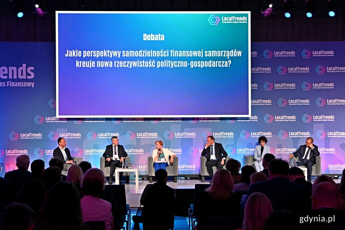 Od lewej: Mikołaj Kunica - redaktor naczelny „Business Insider Polska”, Jacek Brygman - wójt gminy Cekcyn i zastępca przewodniczącego Związku Gmin Wiejskich RP, Stanisława Kozłowska - skarbniczka Białegostoku, Mieczysław Struk - marszałek województwa pomorskiego, Hanna Majszczyk - podsekretarz stanu w Ministerstwie Finansów oraz senator Zygmunt Frankiewicz podczas Samorządowego Kongresu Finansowego „Local Trends” (fot. Magdalena Czernek) 