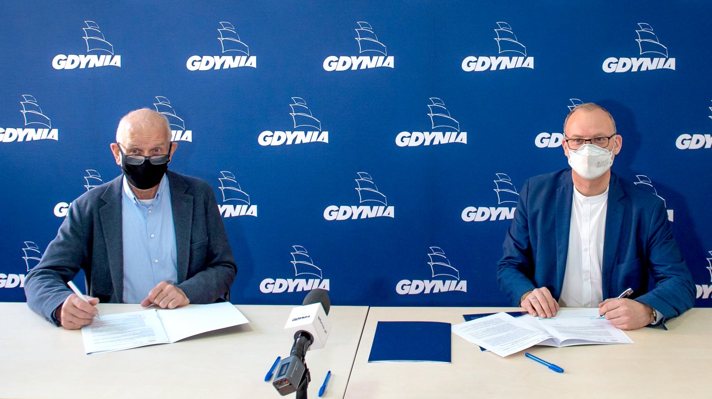 W poniedziałek, 19 kwietnia wiceprezydent Michał Guć podpisał umowę z Andrzejem Andrzejewskim z gdyńskiej Pracowni Architektonicznej Andrzej Andrzejewski – wyłonionym w przetargu wykonawcą koncepcji i dokumentacji projektowej adaptacji budynku dawnej szkoły przy ul. 10 lutego 26 na potrzeby Centrum Nowoczesnego Seniora // fot. Laboratorium Innowacji Społecznych