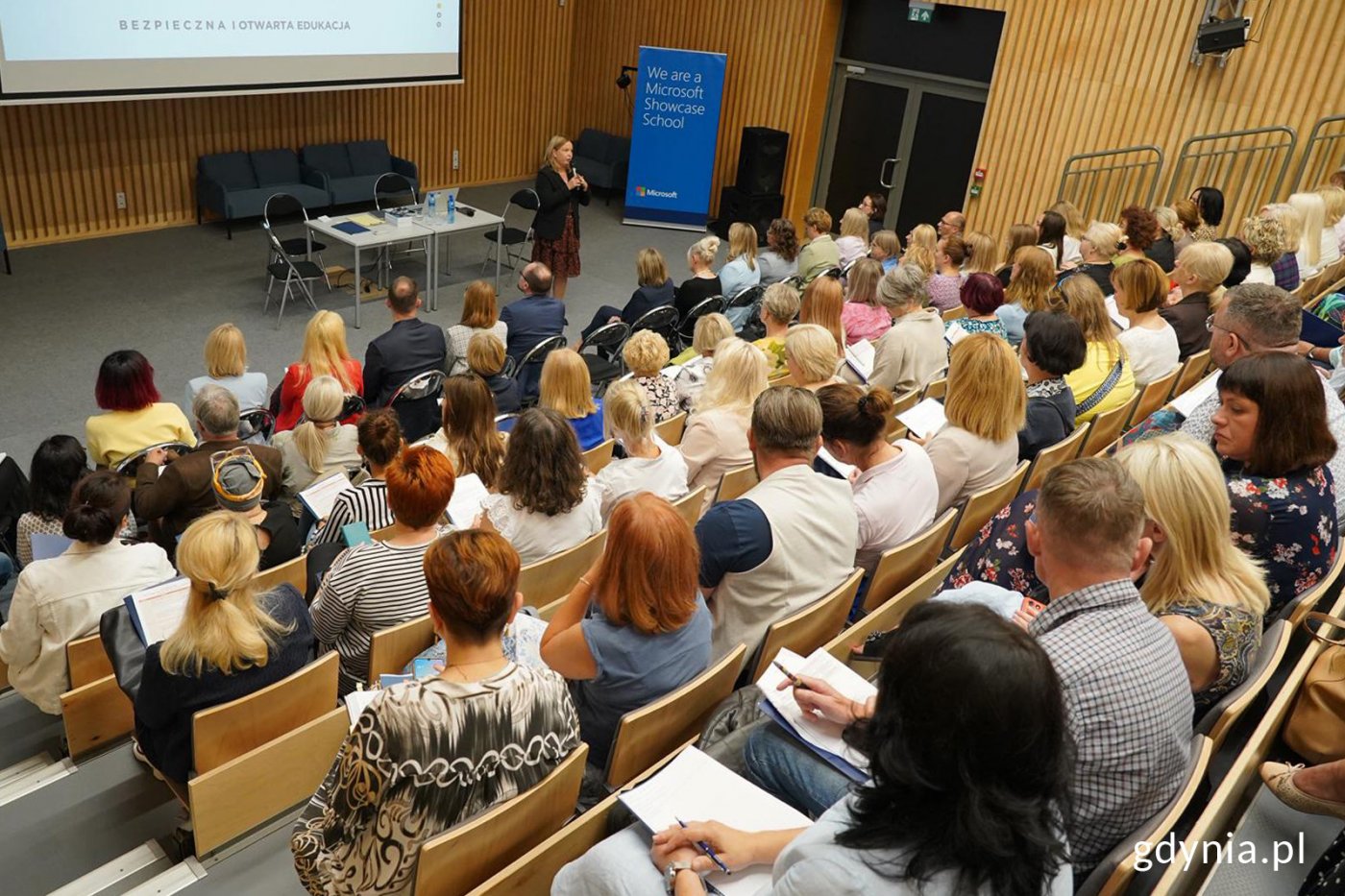 Spotkanie robocze z kadrą zarządzającą gdyńską edukacją w ZSO nr 8 w Gdyni, na zdjęciu Oktawia Gorzeńska – Wiceprezydentka UM Gdynia (fot. Magdalena Starnawska)