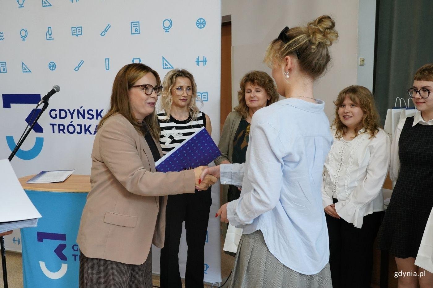 Wiceprezydentka Gdyni Oktawia Gorzeńska wręczyła dyplomy matury międzynarodowej w gdyńskiej Trójce (fot. Magdalena Starnawska)
