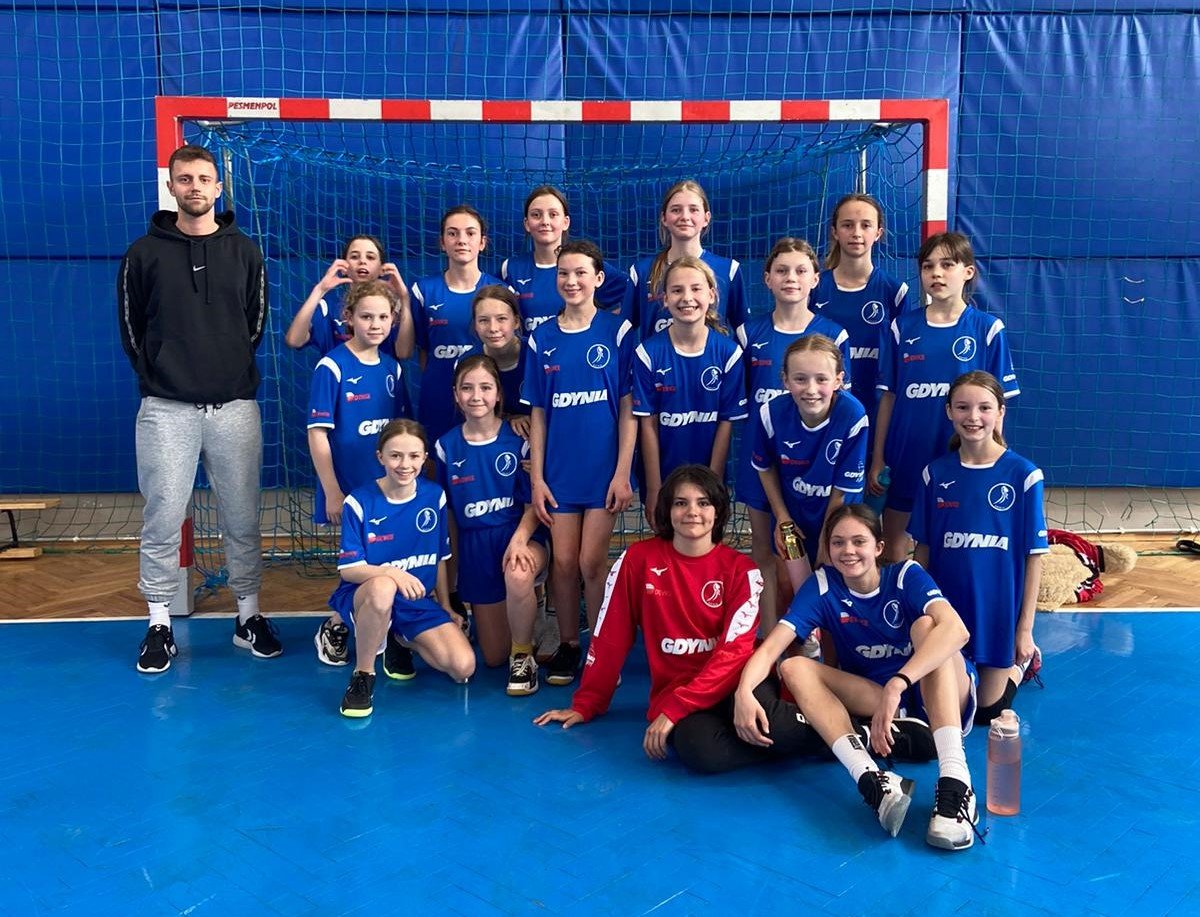 Dziewczynki z klas sporotowych SP 47 i SP 42 z dużymi sucesami grają w piłkę ręczną // fot.  Oliwer Wenderski SPR Gdynia 