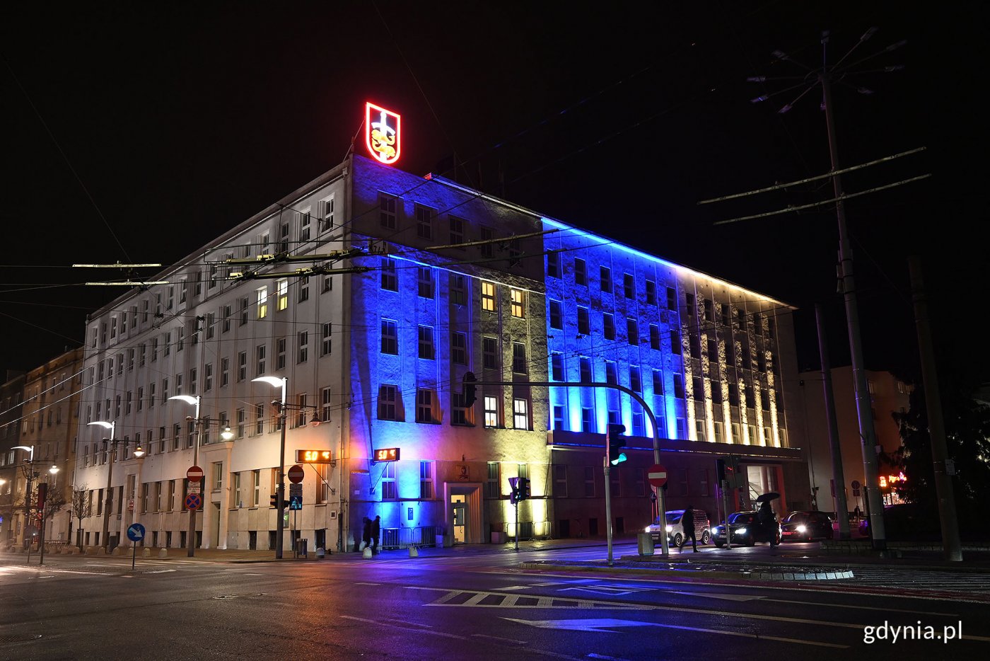 Niebiesko-żółte iluminacje na budynku Urzędu Miasta Gdyni w geście solidarności z Ukrainą. Fot. Michał Puszczewicz