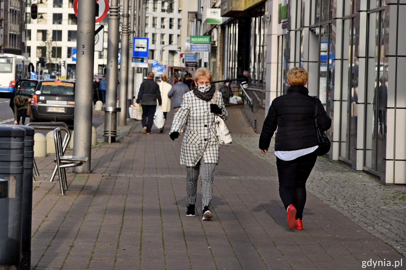 W przestrzeni publicznej w dalszym ciągu należy zakrywać usta i nos // fot. Paweł Kukla