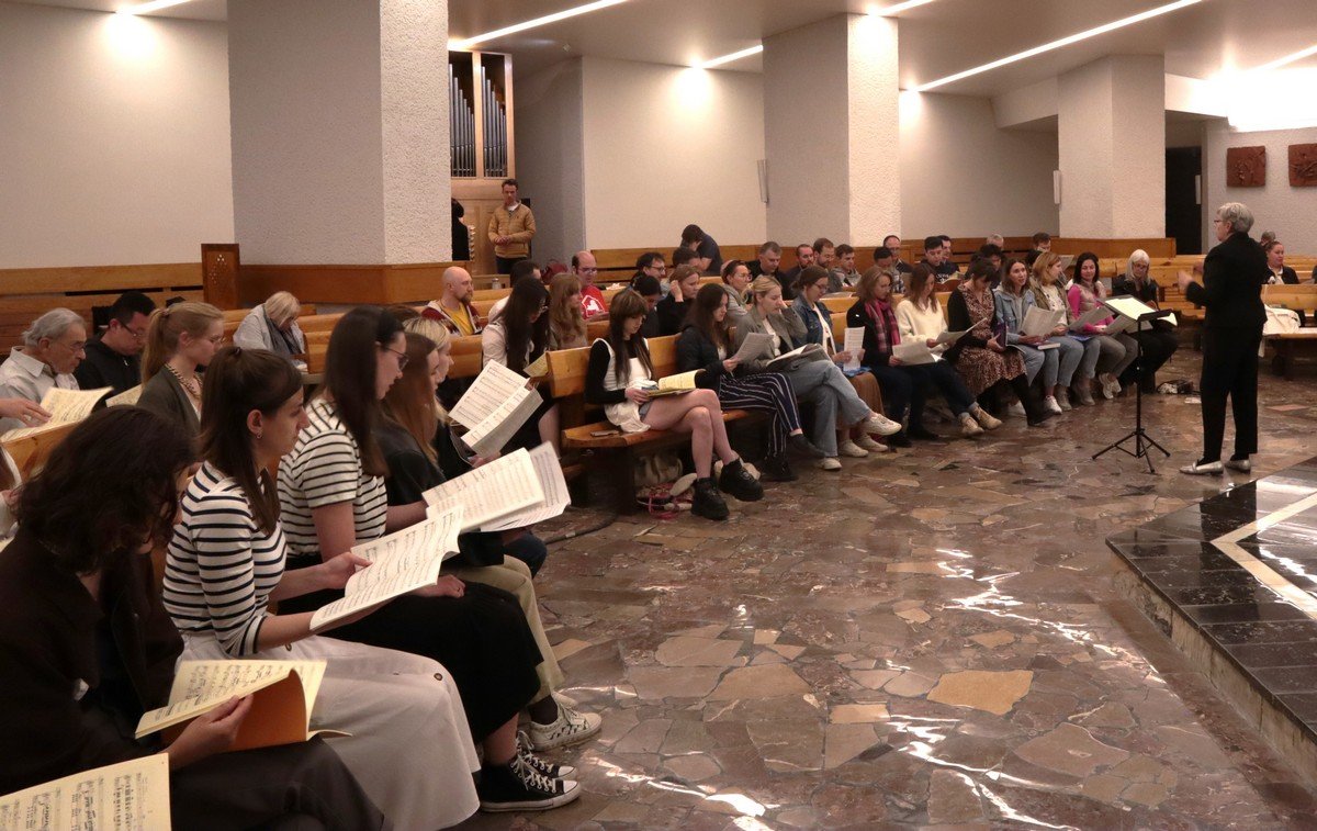 Chórzyści z Akademickiego Chóru Uniwersytetu Morskiego i Barnard-Columbia Chorus podczas próby prowadzonej przez Gail Archer - dyrygentkę Barnard-Columbia Chorus // fot. Katarzyna Białogrodzka