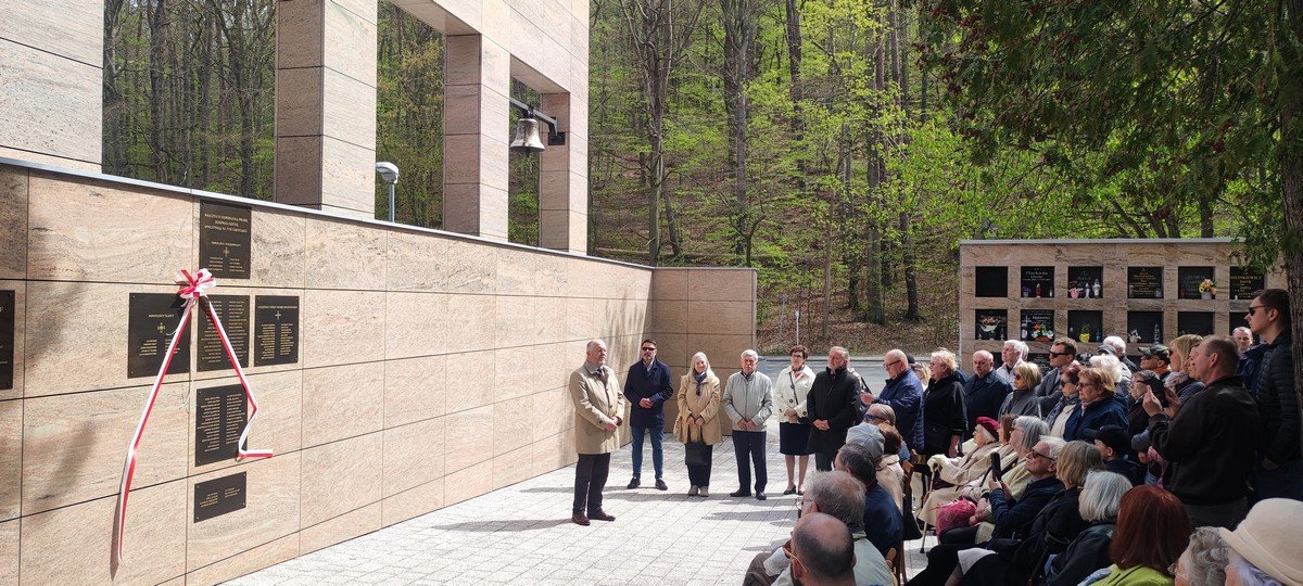 4 maja na Cmentarzu Witomińskim odsłonięto kolejne tablice upamiętniające gdynian - uczestników walk o odzyskanie przez Polskę niepodległości. W uroczystości uczestniczyli prezydent Gdyni Wojciech Szczurek, Marek Stępa - naczelnik Wydziału Ochrony Dziedzictwa Urzędu Miasta Gdyni oraz rodziny upamiętnionych // fot. materiały prasowe