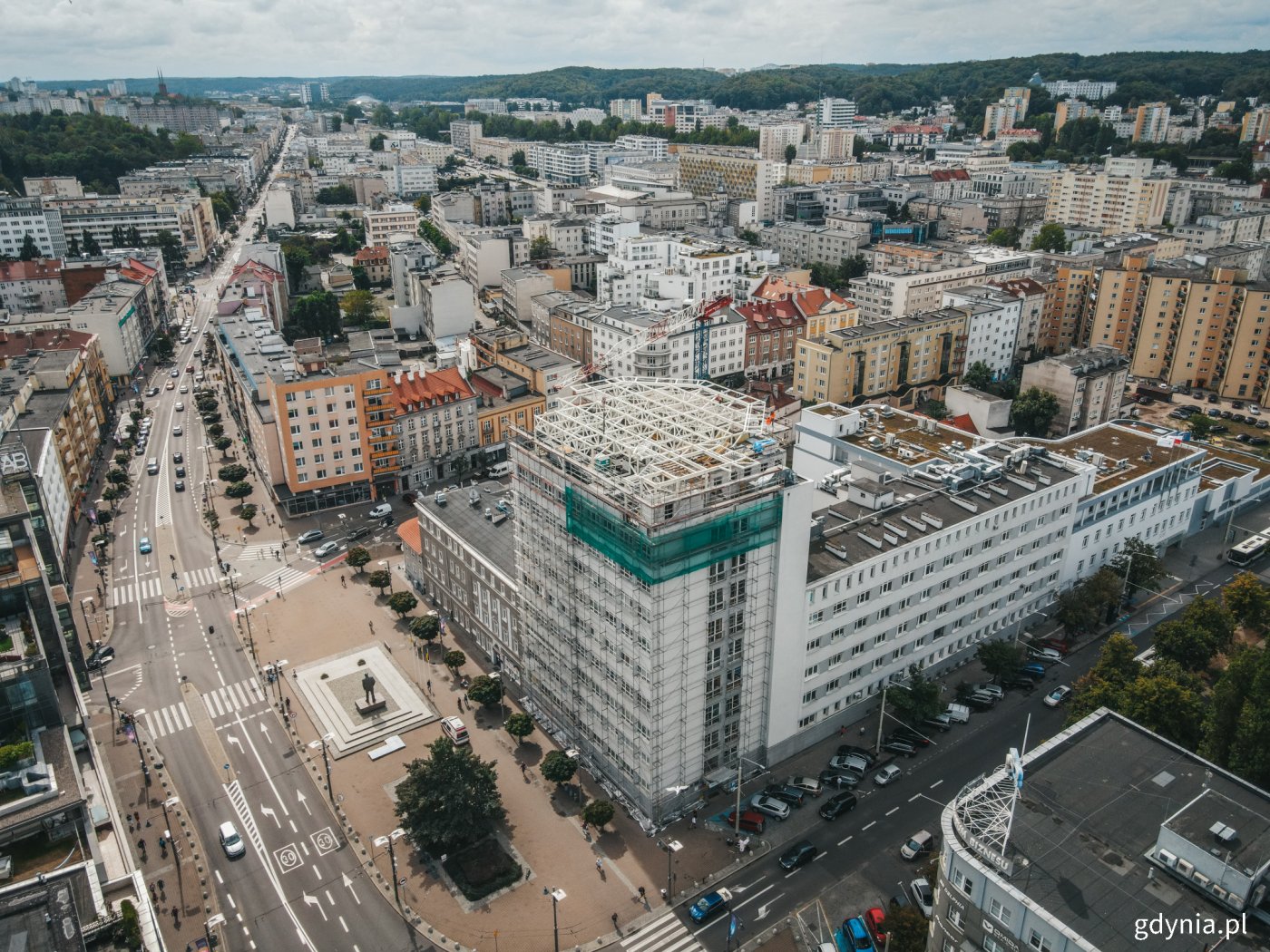 Wyniesione lądowisko dla śmigłowców ratunkowych powstaje na dachu Szpitala św. Wincentego a Paulo w Gdyni // fot. Marcin Mielewski