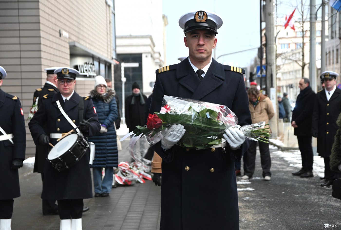 Morze kwiatów pod pomnikiem Eugeniusza Kwiatkowskiego (fot. Aneta Marczak)