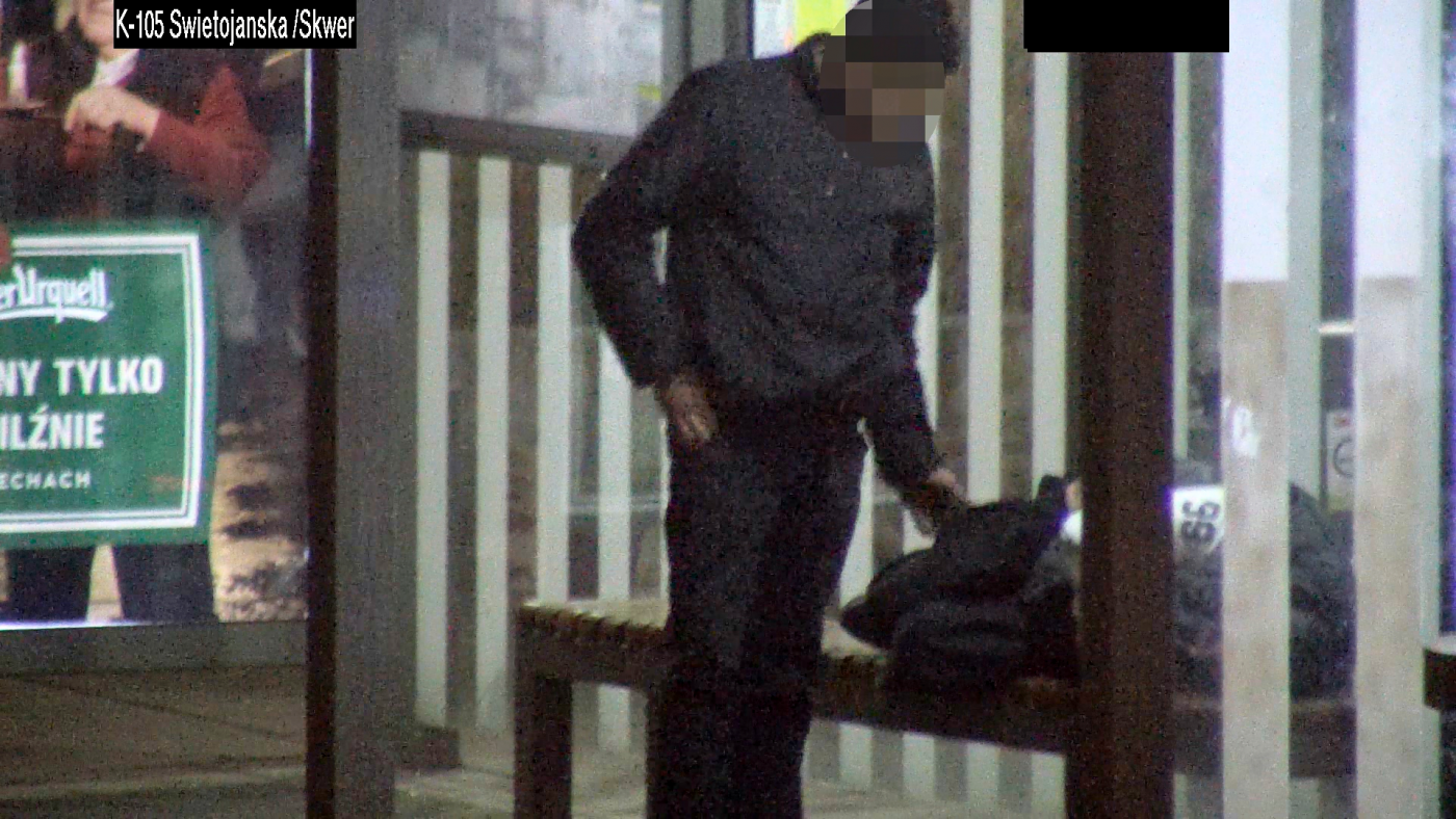 Kamera miejskiego monitoringu przyłapała złodzieja na gorącym uczynku, fot. Straż Miejska w Gdyni / nagranie z monitoringu