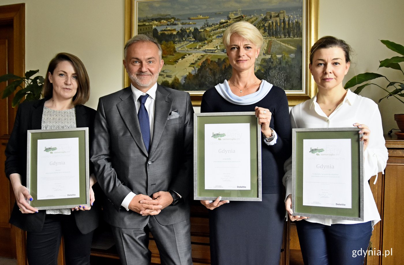 Przestawciele komórek odpowiedzialnych za nagrodzone inicjatywy z prezydentem Wojciechem Szczurkiem, od lewej: Aneta Grygiel-Dorszewska z Referatu Projektów Edukacyjnych, Agnieszka Kukiełko - naczelnik Wydziału Polityki Gospodarczej i Dorota Marszałek-Jalowska, zastępca naczelnika Wydziału Środowiska, fot. Kamil Złoch