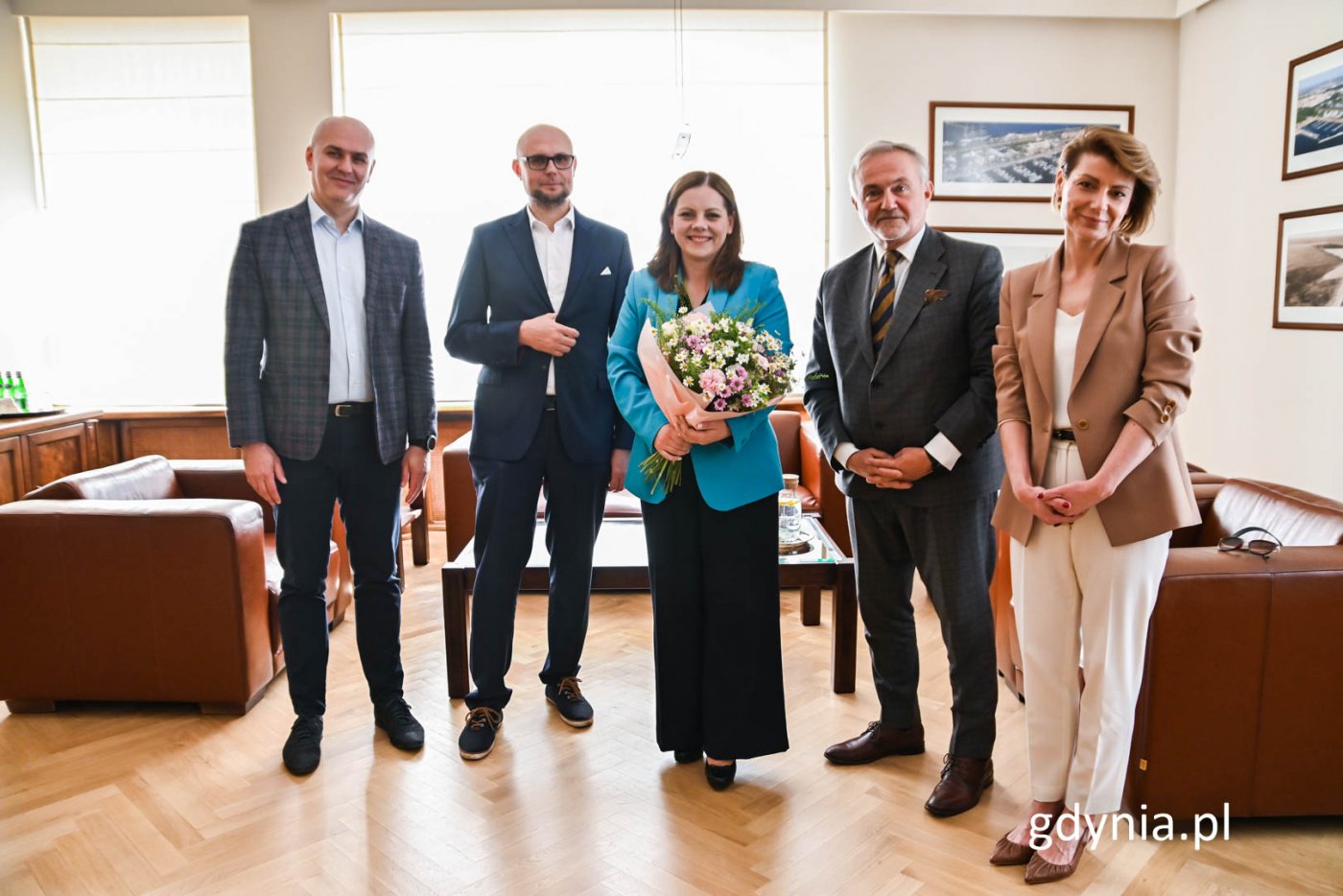 W spotkaniu, które odbyło się w Urzędzie Miasta Gdyni, wzięli udział (od prawej): Aleksandra Mendryk – skarbnik miasta, Wojciech Szczurek – prezydent Gdyni, Aleksandra Kosiorek – prezydent elekt, Bartłomiej Austen – wybrany do Rady Miasta Gdyni IX kadencji oraz Rafał Klajnert – sekretarz miasta i dyrektor Urzędu Miasta Gdyni (fot. Magdalena Czernek)