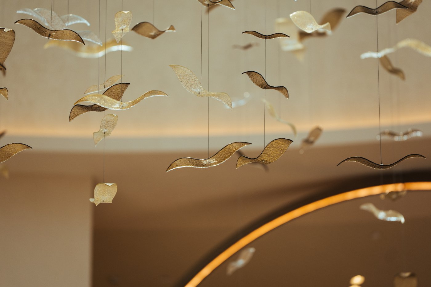 Instalacja szklanych ptaków z pracowni Edyty Barańskiej w Dubai Mall (fot. materiały prasowe PPNT Gdynia)