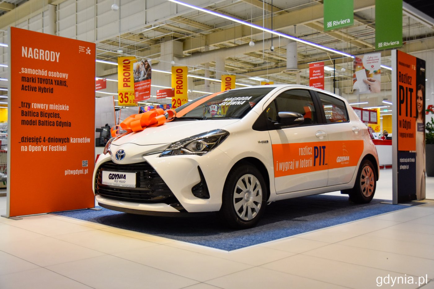 Hybrydowa Toyota Yaris jest główną nagrodą w loterii Rozlicz PIT w Gdyni. Auto można obejrzeć w Centrum Handlowym Riviera // fot. Paweł Kukla