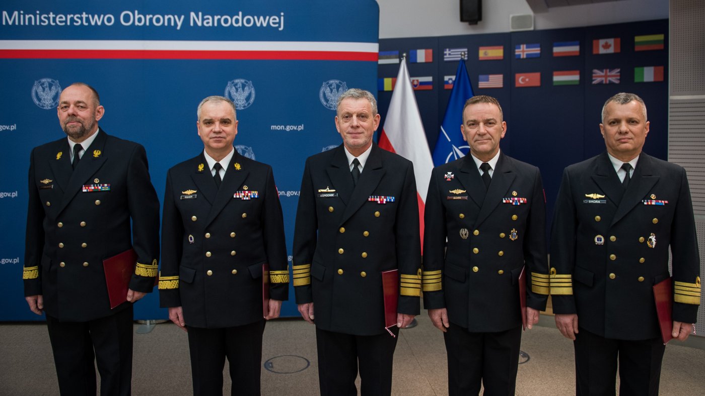 Kontradmirał Mirosław Jurkowlaniec (pierwszy z lewej) przenosi się do Dowództwa Generalnego Rodzajów Sił Zbrojnych. Znamy już jego następcę w roli dowódcy 3. Flotylli Okrętów w Gdyni, fot. Ministerstwo Obrony Narodowej / Twitter