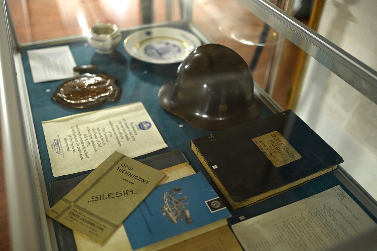 Dziennik robót, zabytkowa porcelana oraz dzienniczek techniczny – to tylko niektóre z pamiątek prezentowanych na „Darze Pomorza” // fot. Narodowe Muzeum Morskie