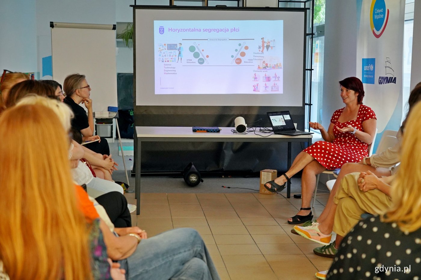 prof. dr hab. Natasza Kosakowska-Berezecka, kierownik Zakładu Psychologii Międzykulturowej i Psychologii Rodzaju Uniwersytetu Gdańskiego, wygłosiła pierwszy wykład w ramach Gdyńskiej Strefy Otwartości. Na zdjęciu wraz z uczestniczkami spotkania (fot. Magdalena Czernek)
