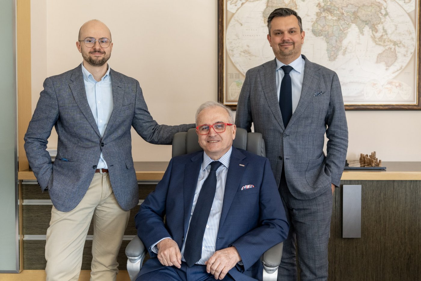 Od prawej: Michał, Tadeusz i Jakub Szajnowie, którzy wspólnie rozwijają laboratorium optyczne (fot. materiały Gdyńskiego Centrum Wspierania Przedsiębiorczości)