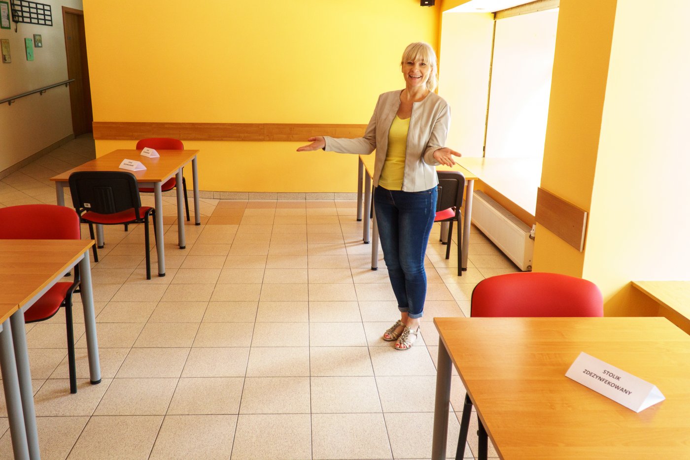 Miejskie Kluby Seniora wznowiły działalność w lipcu, w ścisłym rygorze sanitarnym. Nz. Bożena Zglińska, dyrektor Centrum Aktywności Seniora w Gdyni, w przearanżowanej przestrzeni klubu 