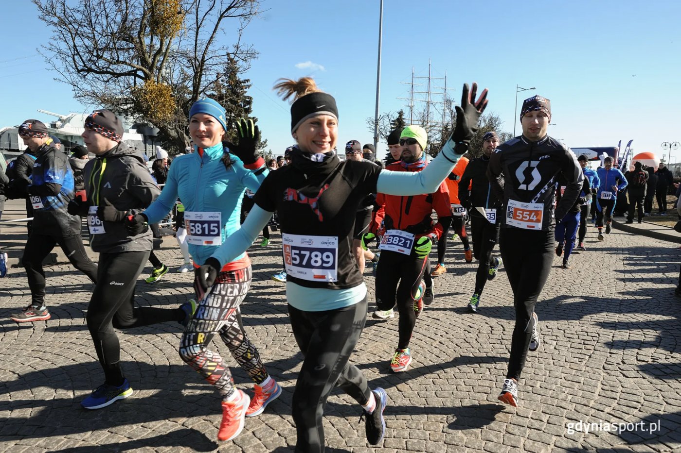 Biegacze na trasie półmaratonu w Gdyni (fot. gdyniasport.pl)