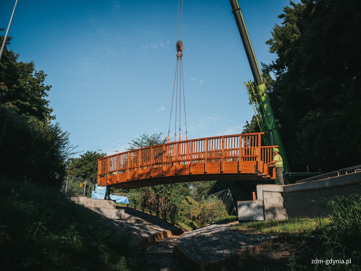 Drewniana konstrukcja Mostku Weneckiego nad Strugą Cisowską jest już na swoim miejscu (fot. Marcin Mielewski)