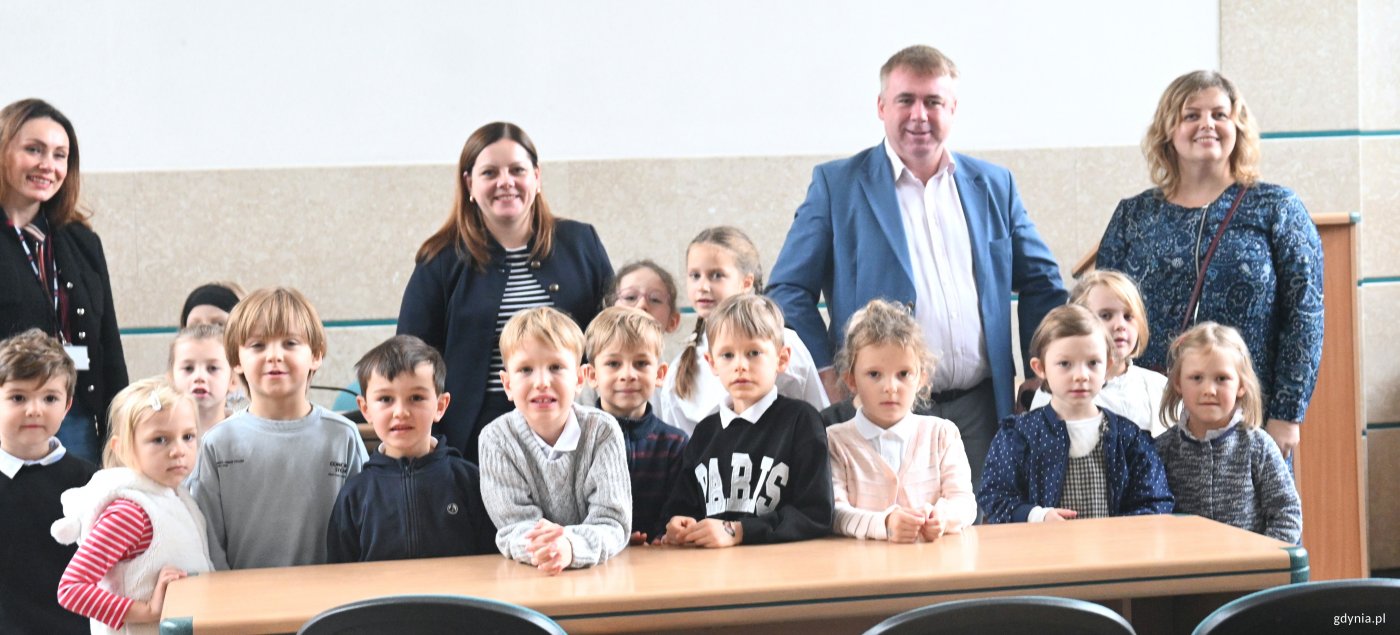 Przedszkolaki z Aleksandrą Kosiorek, prezedent miasta i Arkadiuszem Dzierżyńskim, miejskim radnym (fot. Aneta Marczak)