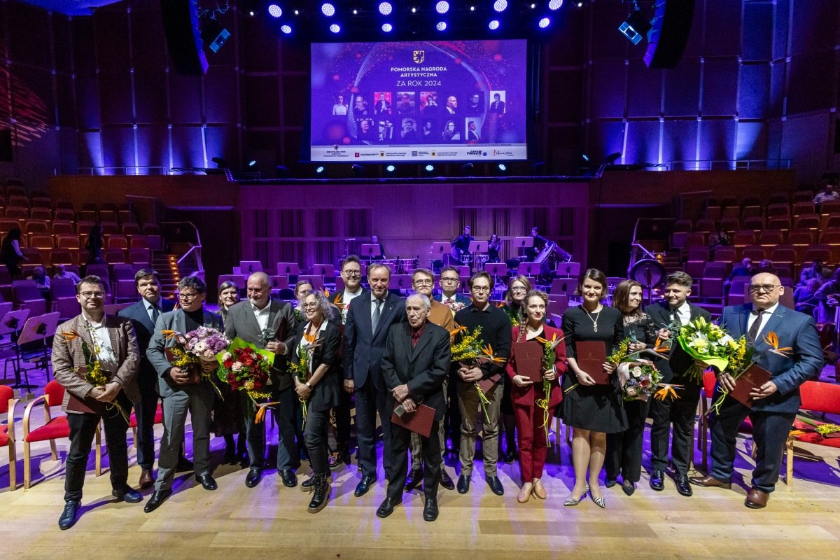 Laureaci i nominowani do Pomorskiej Nagrody Artystycznej za rok 2024 wraz z marszałkiem województwa pomorskiego Mieczysławem Strukiem (fot. Piotr Żagiell)