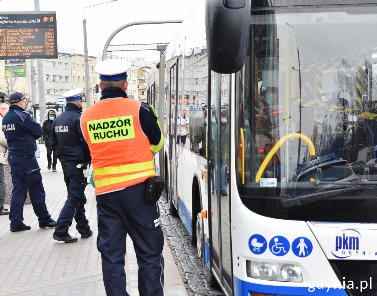 Kontrolę w autobusach przeprowadzają policjanci i nadzór ruchu ZKM // fot. Magda Śliżewska