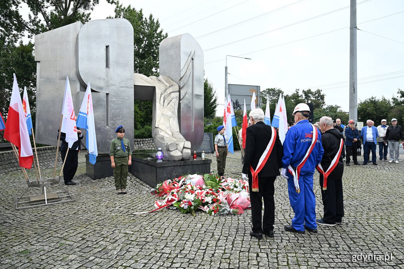 Uroczystości pod pomnikiem Ofiar Grudnia 1970 rozpoczęły gdyńskie obchody 45. rocznicy zakończenia strajków i podpisania porozumień sierpniowych (fot. Michał Puszczewicz)