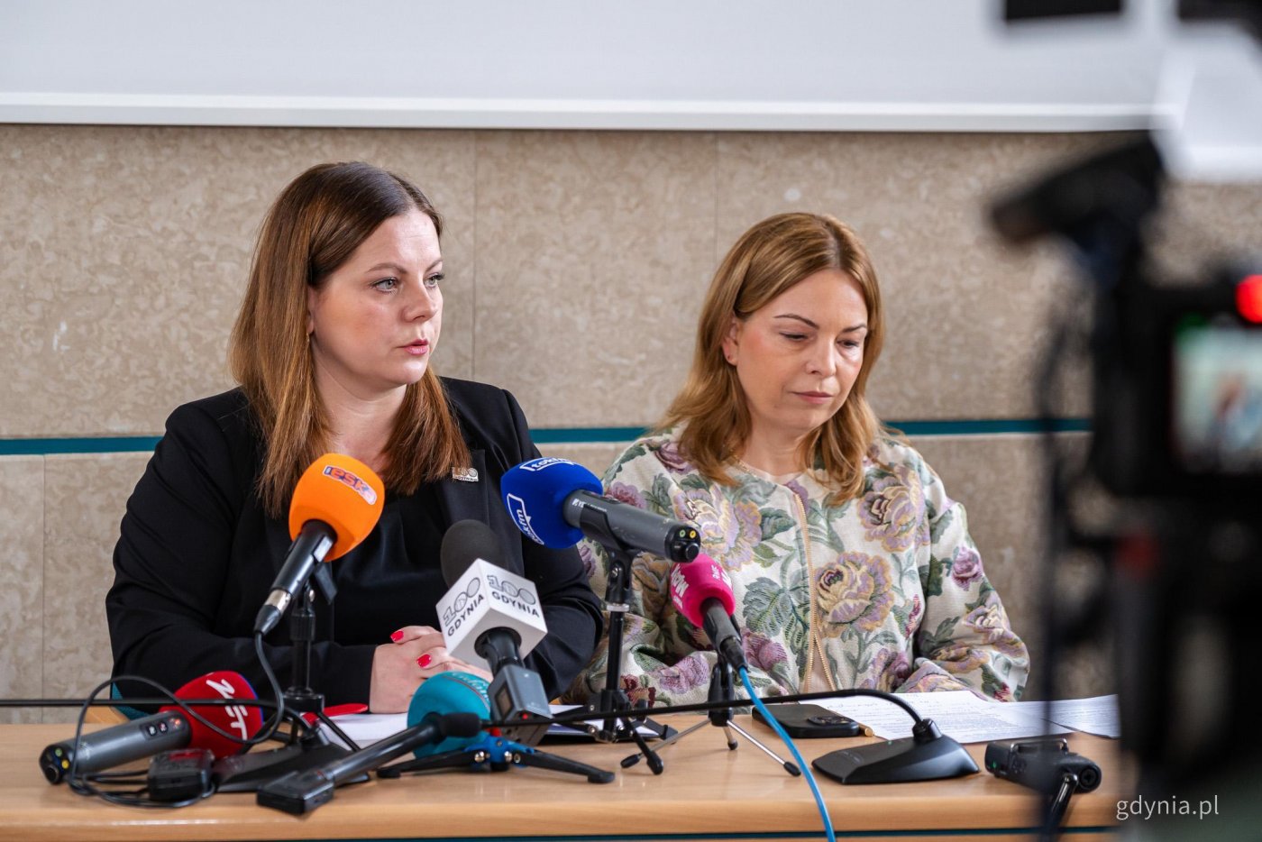 Czynności kontrolne w zakresie prawidłowości pobrania i wykorzystania dotacji oświatowych trwają w Gdyni od 2024 roku. Na zdjęciu Aleksandra Kosiorek, prezydent Gdyni oraz Oktawia Gorzeńska, wiceprezydentka Gdyni (fot. Kamil Złoch)