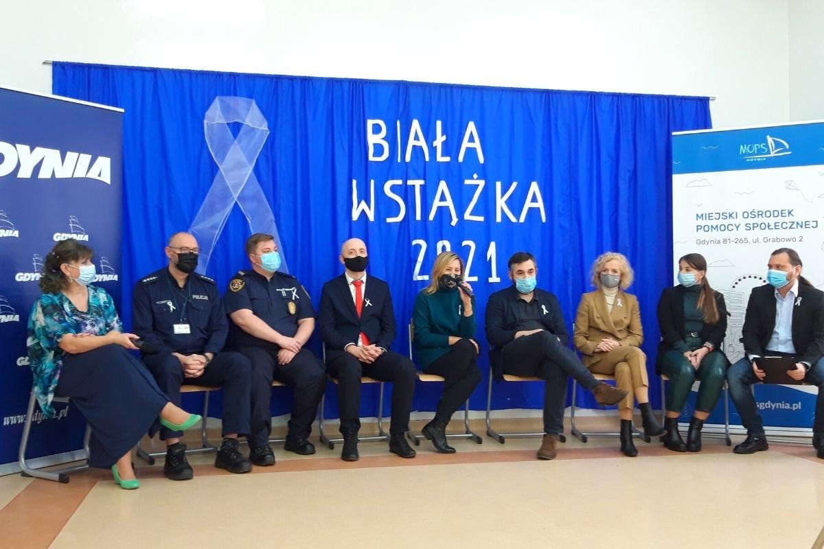 Podczas konferencji podsumowującej tegoroczną kampanię „Biała Wstążka” odbył się panel dyskusyjny w którym udział wzięli: Hanna Żółkoś-Margońska, kierownik Zespołu ds. przeciwdziałania przemocy w rodzinie MOPS w Gdyni, asp. szt. Jarosław Biały, naczelnik Wydziału Prewencji KMP w Gdyni, Kamil Zdunek, zespół ds. Profilaktyki Społecznej Straży Miejskiej, Jacek Chmielewski, prokurator z Prokuratury Rejonowej w Gdyni, Beata Szadziul, naczelnik Wydziału Polityki Rodzinnej Urzędu Miasta w Gdyni, Sebastian Ogiejko, dyrektor ds. interwencji całodobowej i wsparcia specjalistycznego w Zespole Placówek Specjalistycznych w Gdyni, Ewa Andziulewicz, dyrektor Powiatowego Urzędu Pracy w Gdyni, Martyna Kruszyńska, członkini Zarządu Stowarzyszenia OVUM,  Cezary Horewicz, rzecznik MOPS w Gdyni. // fot. archiwum MOPS