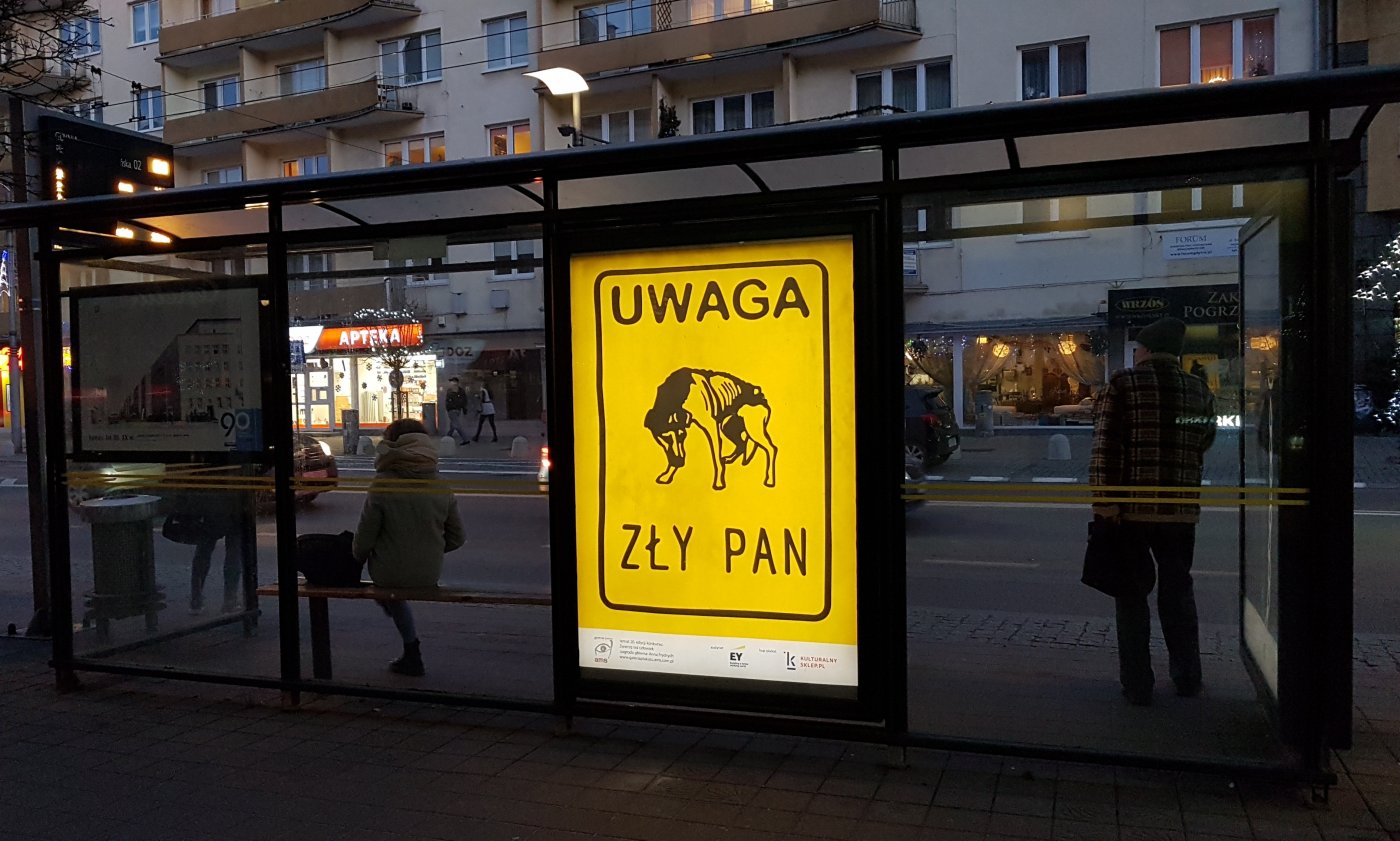 Plakat laureatki konkursu Galerii Plakatu AMS w gdyńskiej wiacie przystankowej