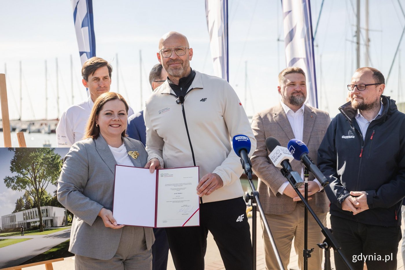 Podczas briefingu prasowego oficjalny ministerialny dokument przekazał na ręce prezydent Gdyni Aleksandry Kosiorek minister sportu i turystyki Jakub Rutnicki (fot. Karol Stańczak)