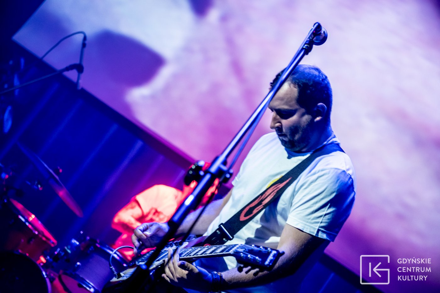 Koncert zespołu Kiev Office, na zdjęciu lider grupy Michał Miegoń// fot. Sebastian Mul