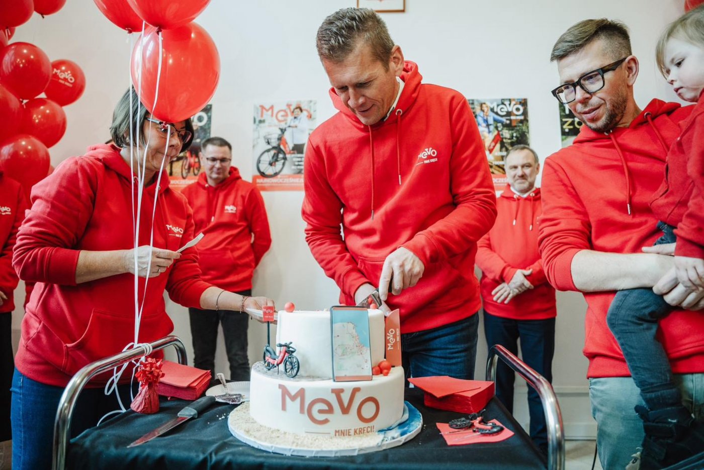 Michał Felon – dyrektor Zarządu Dróg i Zieleni w Gdyni krojący tort w towarzystwie Michała Glasera – prezesa zarządu OMGGS (fot. Konrad Kędzior)