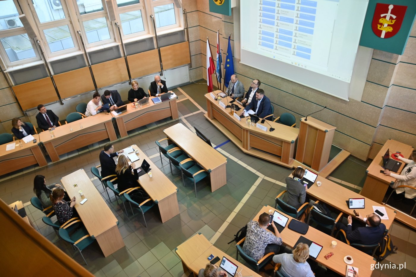 Radno obradujący podczas wznowionej 2 grudnia XI sesji Rady Miasta Gdyni (fot. Magdalena Czernek)