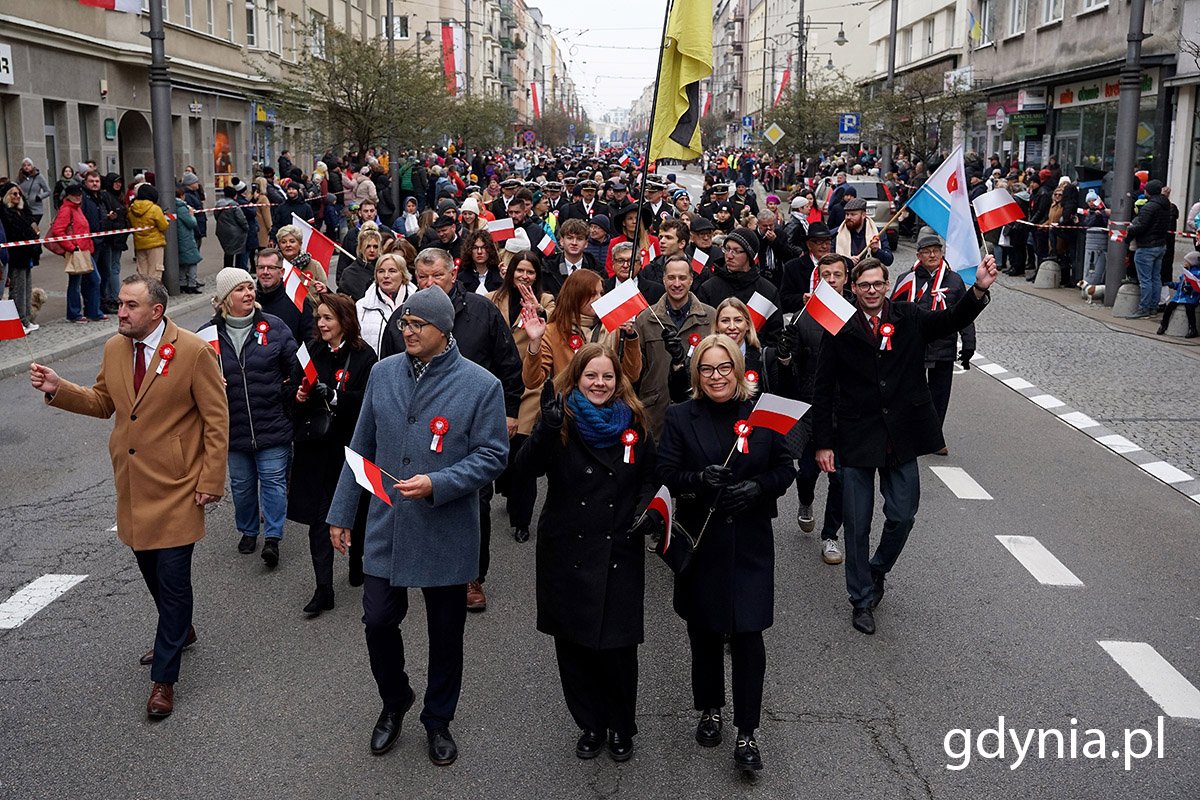 Parada niepodległości przeszła ulicami Gdyni. Na zdjęciu (od lewej) m.in.: Tomasz Augustyniak, wiceprezydent Gdyni, Emil Rojek, wicewojewoda, Aleksandra Kosiorek, prezydent Gdyni i Oktawia Gorzeńska, wiceprezydentka Gdyni (fot. Mirosław Pieślak)
