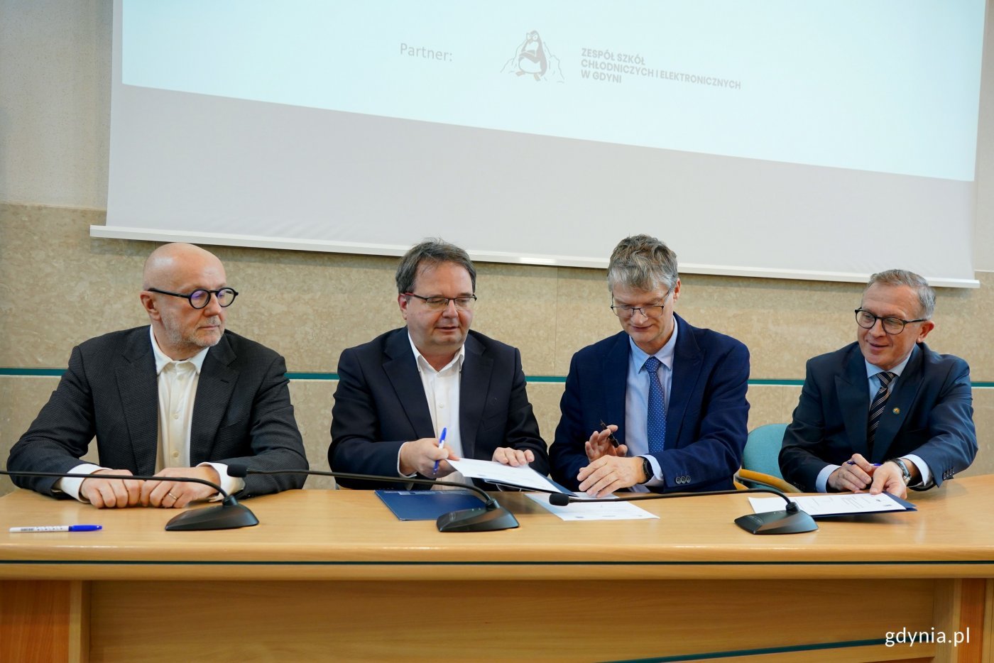 Podpisanie listu intencyjnego. Na zdjęciu od lewej: Piotr Gepert, wiceprezes Zarządu OPEC, Marcin Lackowski, dyrektor naczelny IMP PAN, Rafał Geremek, wiceprezydent Miasta Gdyni, Wojciech Folejewski, prezes OPEC // fot. Magdalena Czernek
