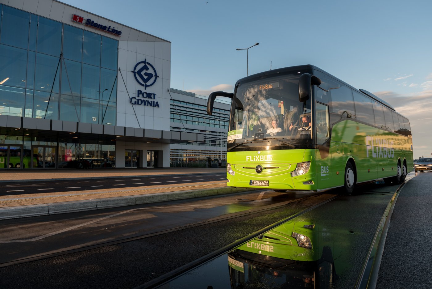 Autobus FlixBus przed publicznym terminalem promowym w Porcie Gdynia. Źródło: Stena Line