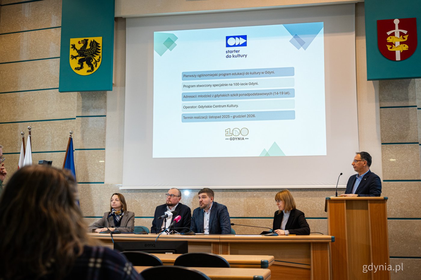 Podczas konferencji prasowej o projekcie opowiadali: Mariusz Bzdęga, dyrektor zarządzający ds. kultury i aktywności mieszkańców,  radni Larysa Kramin i Dominik Aziewicz oraz Natalia Spychalska z Wydziału Kultury UMG (fot. Kamil Złoch)