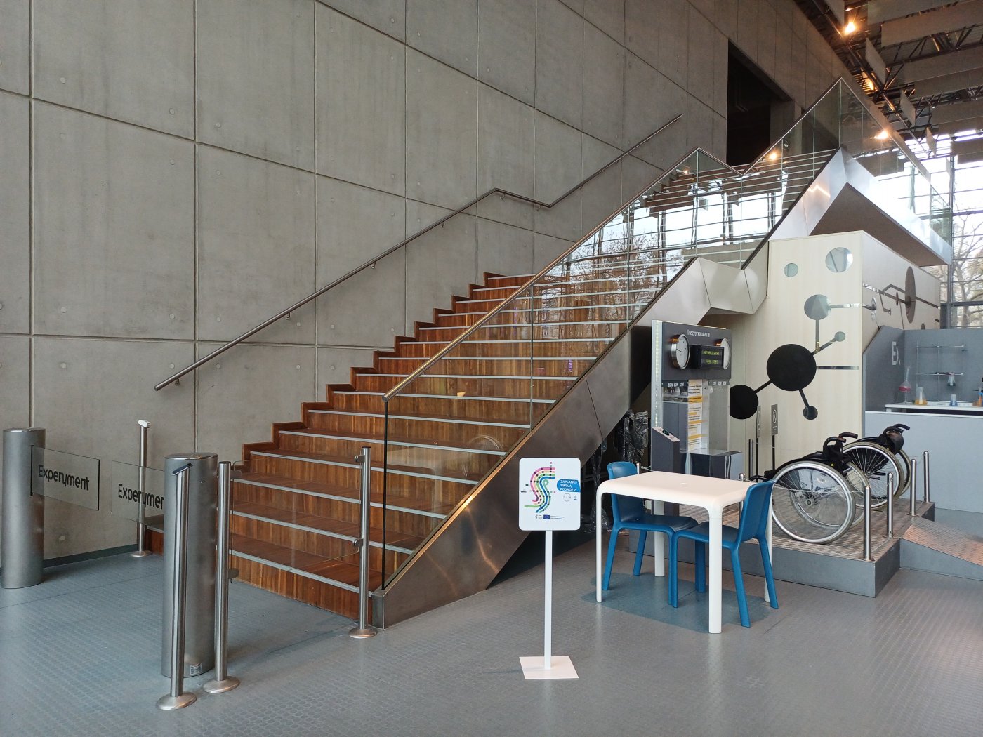 Naklejka NFC w ramach programu SPINE w Centrum Experyment  w Gdyni (fot. Gdynia Mobilna) 