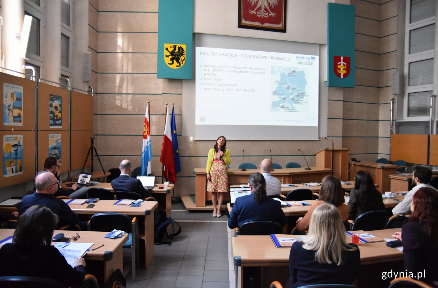 Spotkanie finałowe projektu SMACKER w Urzędzie Miasta Gdyni. Zaproszonych gości wita Alicja Pawłowska, kierownik Referatu Zrównoważonej Mobilności w Wydziale Inwestycji Urzędu Miasta Gdyni, fot. Kamil Złoch