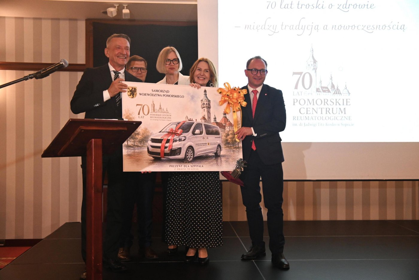 Placówka otrzymała auto, które będzie służyć pacjentom. Na zdjęciu Kinga Kozicka prezes zarządu Pomorskiego Centrum Reumatologicznego, przedstawiciele województwa pomorskiego, wicemarszałkowie: Leszek Bonna i Marcin Skwierawski (fot. Aneta Marczak)