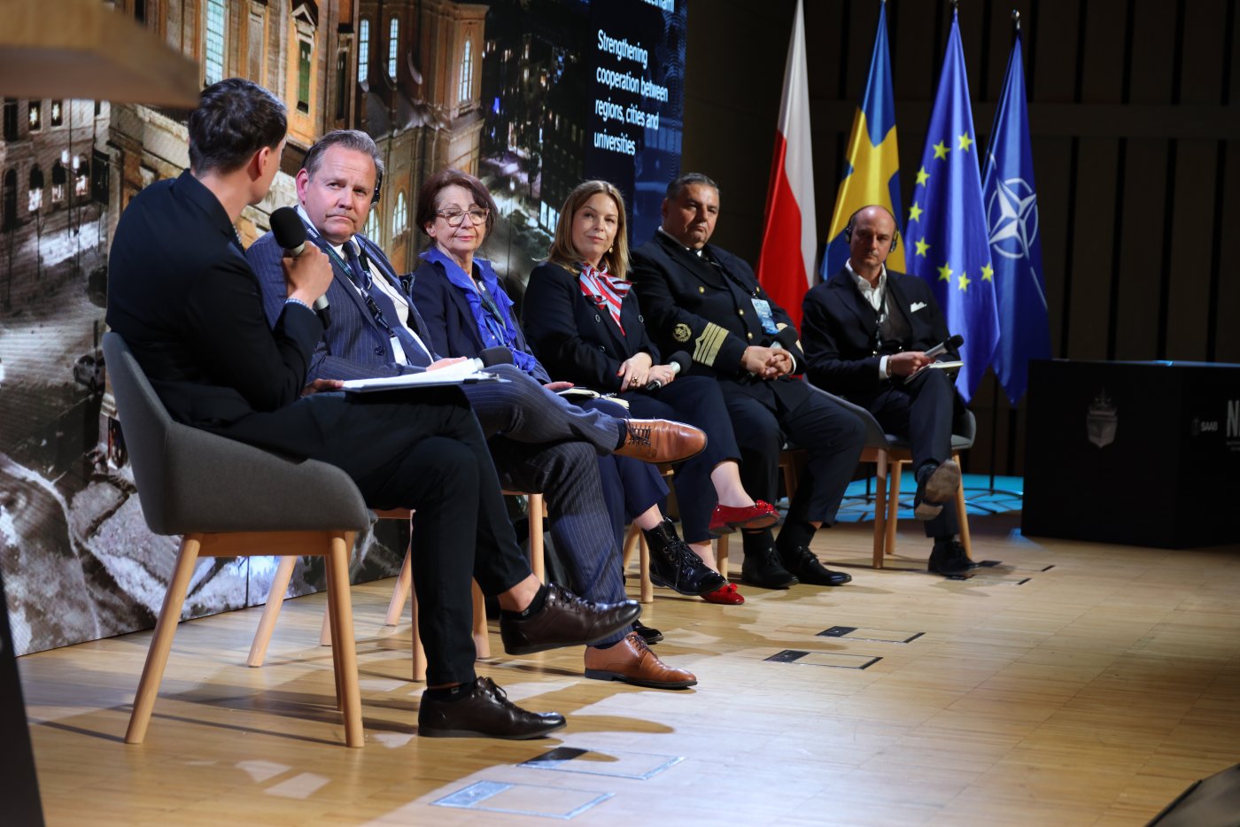 W Gdyni dyskutowano o obronności na Bałtyku podczas sympozjum NERDS. Od lewej: prowadzący panel dyskusyjny Paweł Wojciechowski, Marcus Fredrikson, Karlskrona City, Magdalena Pramfelt z Polsko-Szwedzkiej Izby Gospodarczej, wiceprezydentka Gdyni Oktawia Gorzeńska, rektor UMG prof dr. hab. inż. kpt ż.w. Adam Weintrit, David Appleberg, Marine Technology Center of Sweden (fot. Dorota Patzer)