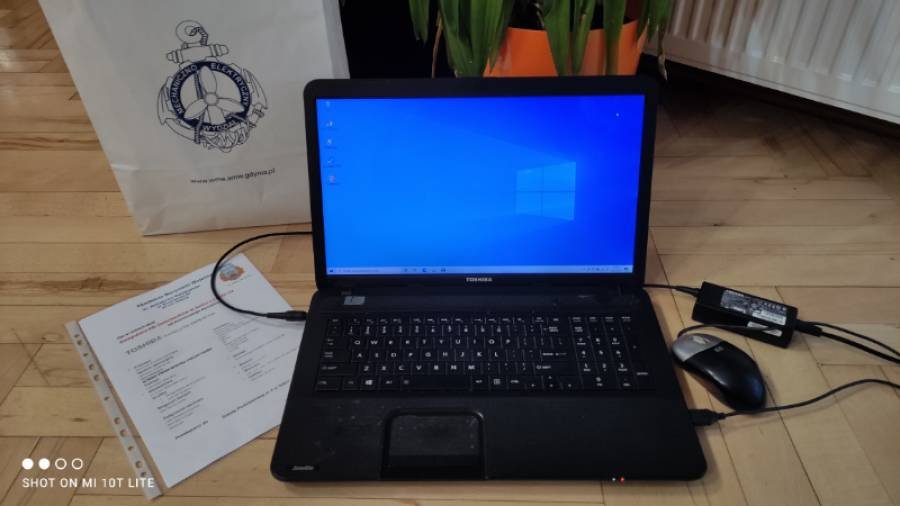 Otwarty laptop w czarnej obudowie na biurku