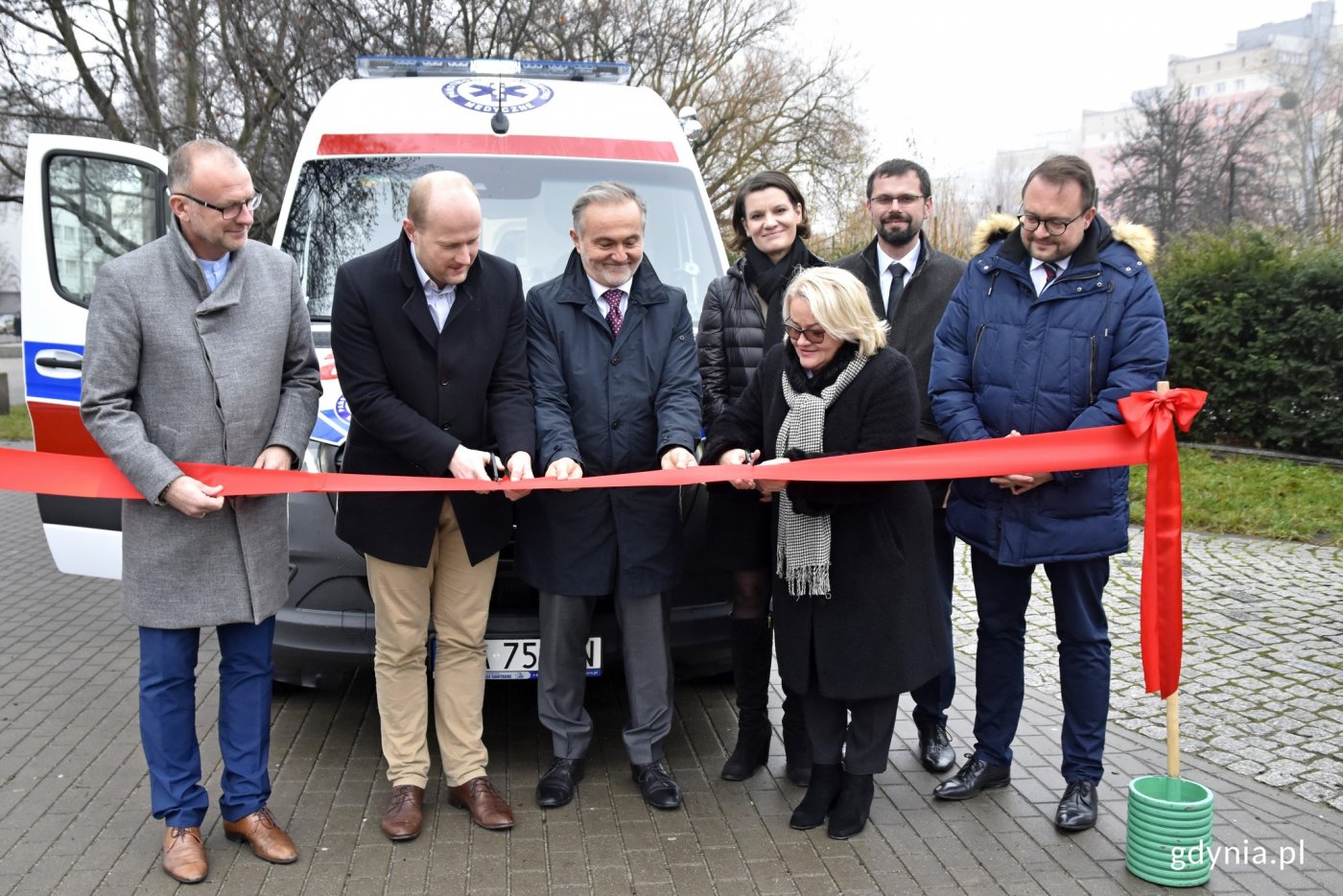 W uroczystym przekazniu nowej karetki wzięli udział (od lewej): Michał Guć - wiceprezydent Gdyni ds. innowacji, Bartosz Bartoszewicz - wiceprezydent Gdyni ds. jakości życia, Wojciech Szczurek - prezydent Gdyni, Beata Pająk-Michalik - dyrektor Miejskiej Stacji Pogotowia Ratunkowego w Gdyni, Katarzyna Gruszecka-Spychała - wiceprezydent Gdyni ds. gospodarki, Lechosław Dzierżak - radny miasta i przewodniczący Komisji Rodziny, Pomocy Społecznej i Zdrowia Rady Miasta Gdyni oraz Marek Łucyk - wiceprezydent Gdyni ds. rozwoju // fot. Magdalena Czernek