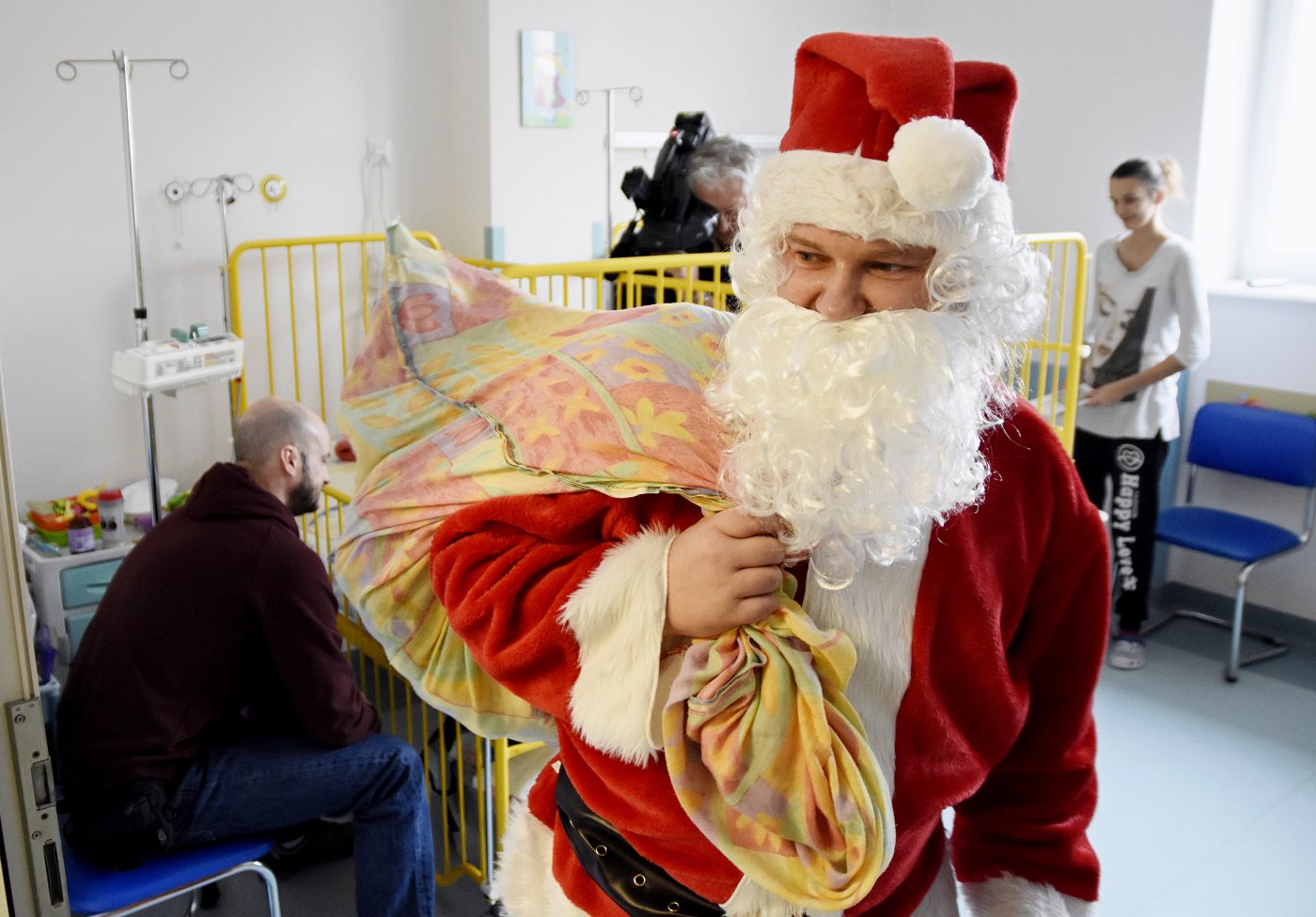 Świętym Mikołajem dla młodych pacjentów redłowskiego szpitala był w tym roku aktor Sebastian Stankiewicz, fot. Kamil Złoch