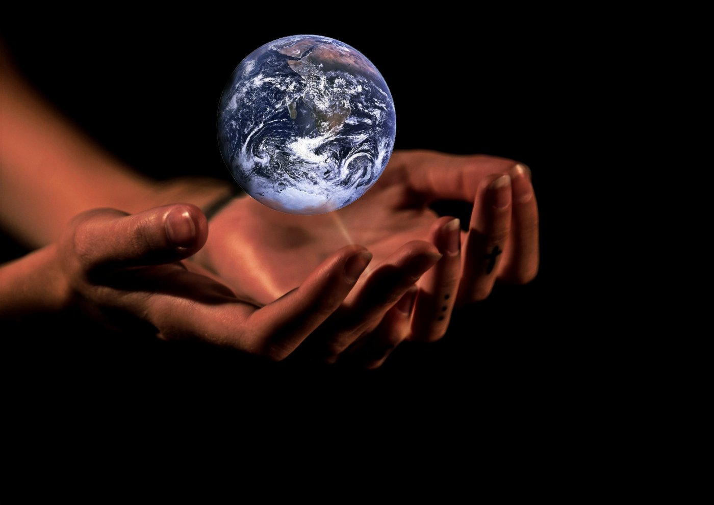 Na zdjęciu ludzkie dłonie otaczające model Ziemi (źrodło: www.pixabay.com)