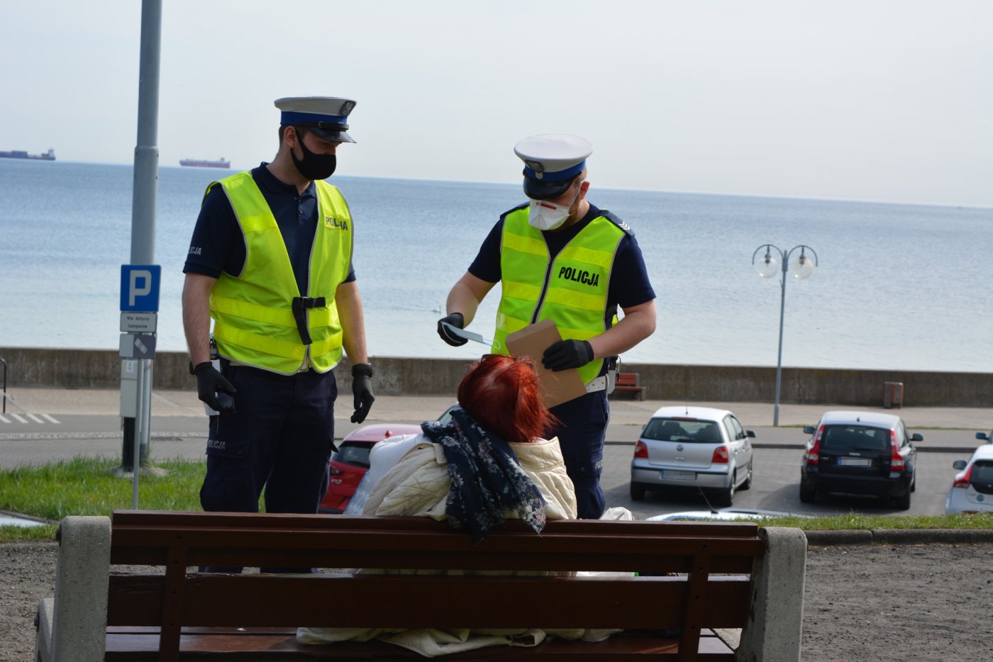 Policjanci przypominają mieszkańcom i turystom o obowiązku noszeniu maseczek w miejsach publicznych, fot. Komenda Miejska Policji w Gdyni