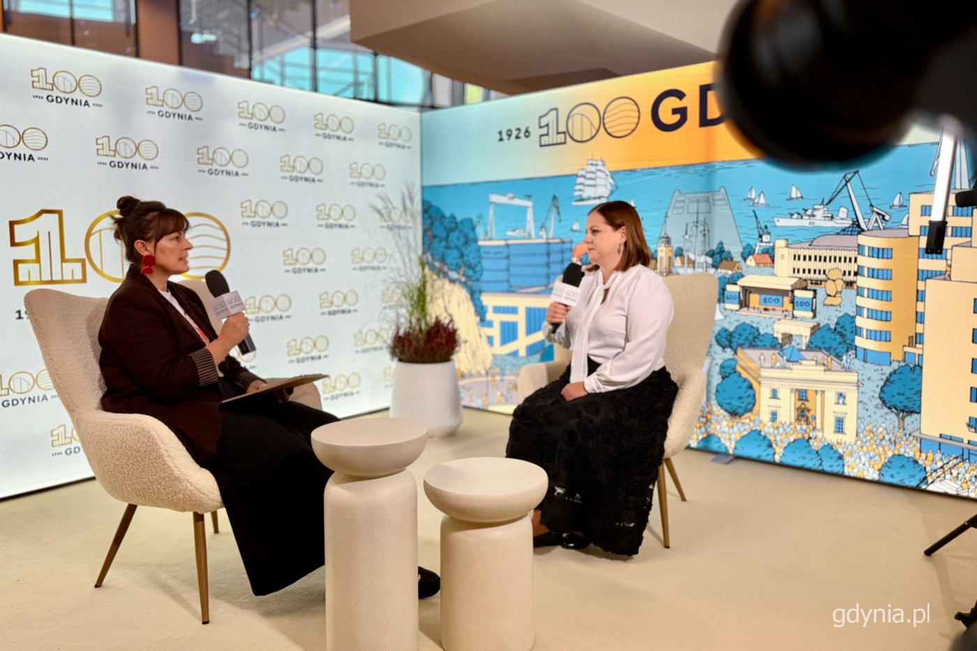 Prezydent Gdyni Aleksandra Kosiorek (z prawej) w rozmowie z Magdaleną Śliżewską z portalu Gdynia.pl (fot. Kamil Złoch)