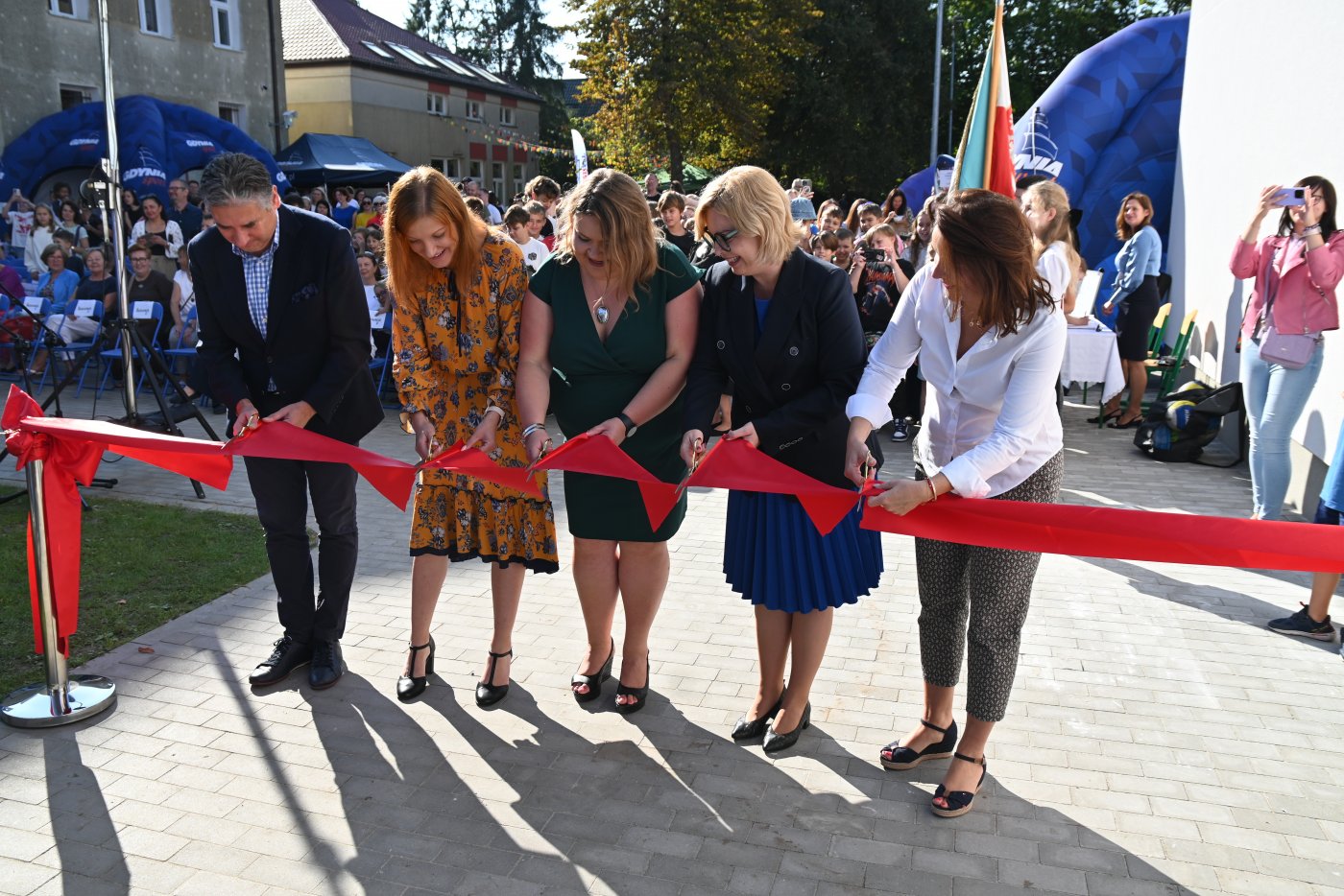 Przecięcie wstęgi przy wejściu do nowej sali gimnastycznej w SP nr 20   (fot. M. Idczak)
